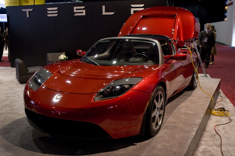 Obydwaj założyciele Google'a - <b>Sergey Brin i Larry Page</b> - jeżdżą samochodem z napędem elektrycznym <b>Teslą Roadster</b>, wartym około 100 tys. dol. Ich auta różnią się tylko kolorem.