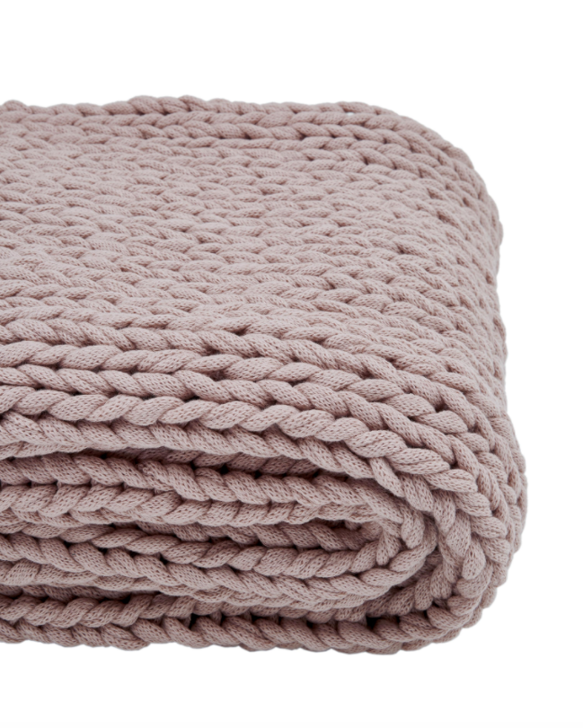 Couverture à grosses mailles tricotée main «Adyna» en vieux rose de Westwing pour CHF 239.