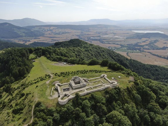 Wykopaliska na górze Irulegi. Widoczny średniowieczny zamek i osada z epoki żelaza