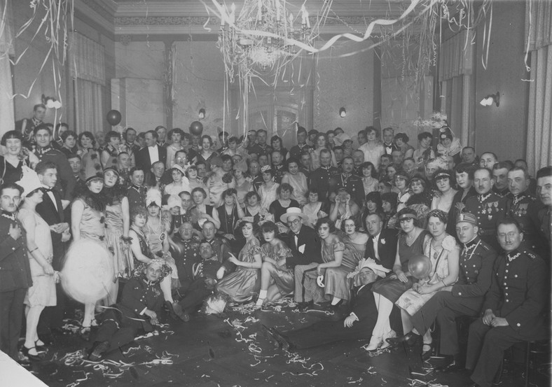 Bal sylwestrowy zorganizowany przez Koło Rodziny Wojskowej w Poznaniu w 1929 roku - fotografia grupowa uczestników zabawy.