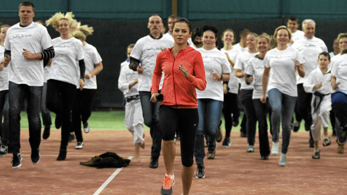 Wczoraj ruszyła kampania Ministerstwa Sportu i Turystyki promująca ćwiczenia na lekcjach WF. Twarzą akcji jest Anna Lewandowska, trenerka fitness, żona piłkarza Roberta Lewandowskiego.