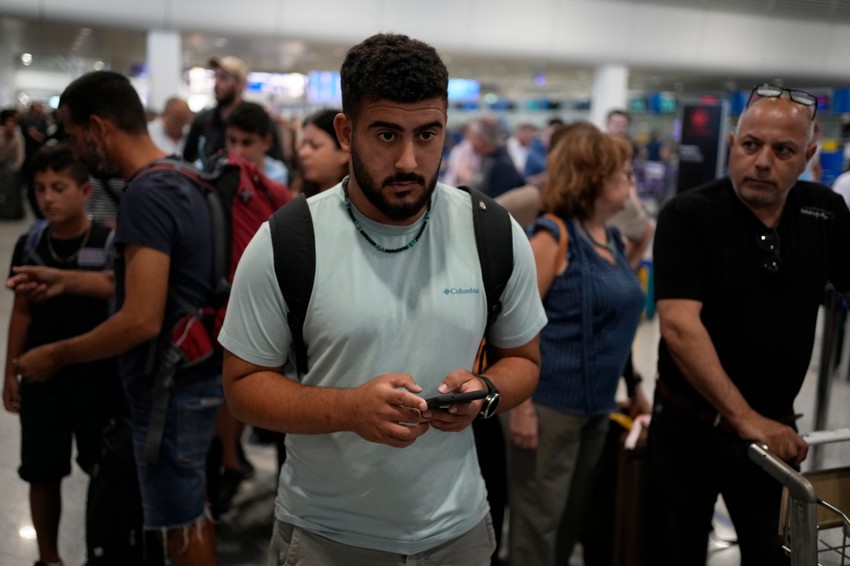 Rezervista Nir Ekhaus čeka let za Izrael na aerodromu u Atini, Grčka, 10. oktobra