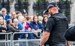 Tłumy przed Pałacem Buckingham. Trumna z ciałem Elżbiety II wyruszy stąd do Westminsteru