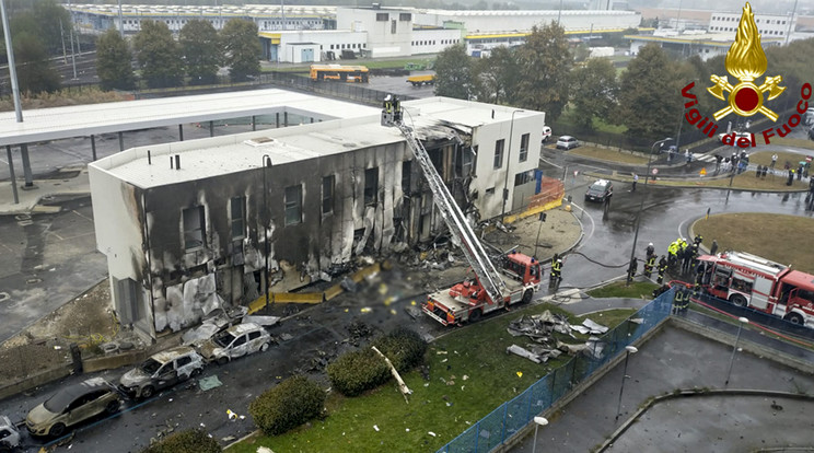 Kisrepülő zuhant egy épületre Milánóban / Fotó: Profimedia