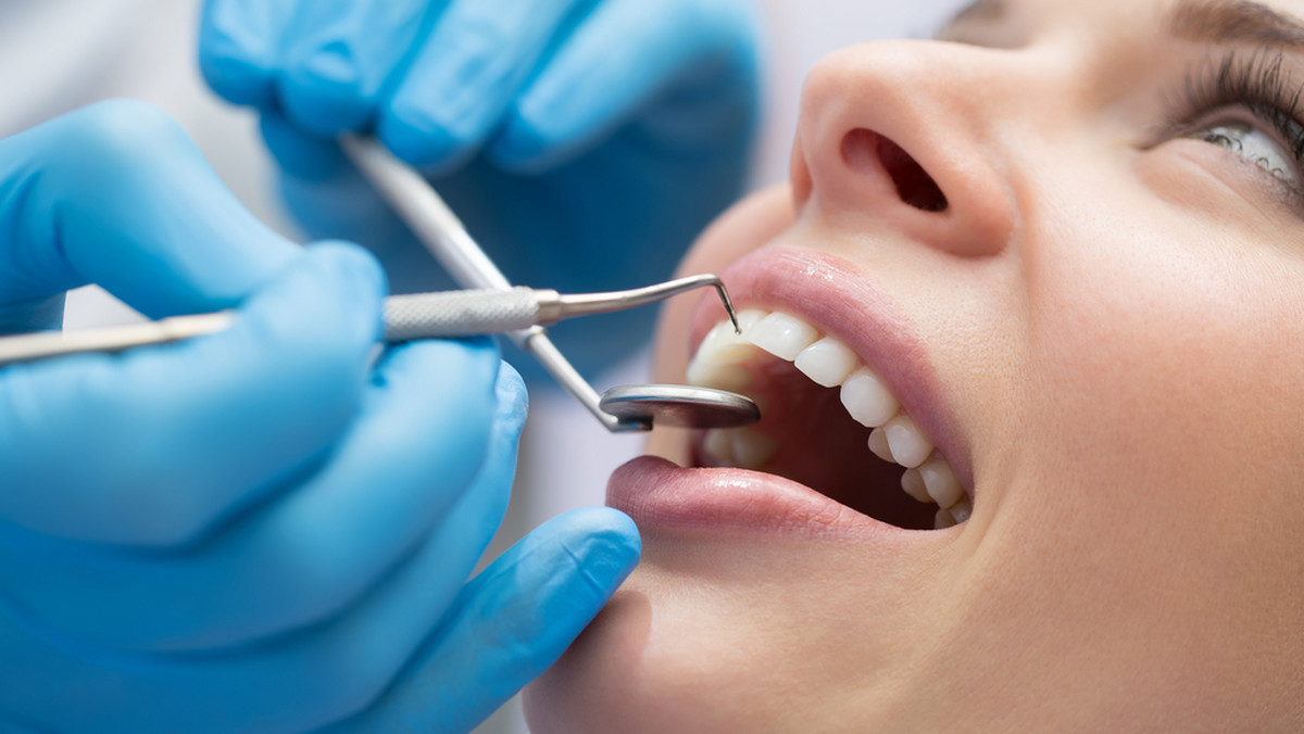 Jak pokazują dane statyczne, aż dwie trzecie użytkowników protez zębowych ma wciąż własne uzębienie. To sprawia, że ta grupa osób zmaga się z problemami wynikającymi z potrzeby jednoczesnej pielęgnacji protezy i swoich zębów. Podpowiadamy, jakie rozwiązania stosować, by codzienne użytkowanie częściowej protezy oraz jej higiena stały się łatwością.