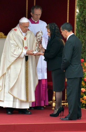 Papież Franciszek przyjmuje relikwie papieża Polaka z rąk uzdrowionej przez Jana Pawła II Kostarykanki, Floribeth Mory Diaz. Fot. PAP/Radek Pietruszka