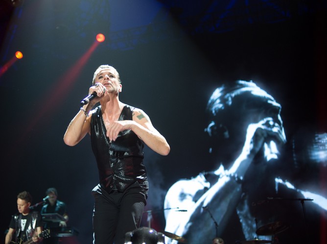 David Gahan podczas występu w łódzkiej Atlas Arenie