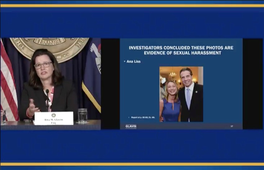 Kuomov advokat Rita Glavin sa fotografijama Kuoma i njegovih pomoćnica