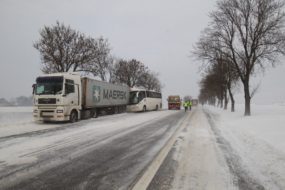 WIŚNIEWO WYPADEK AUTOBUS CIĘŻARÓWKA ZDERZENIE