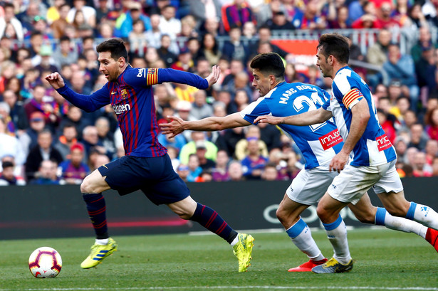 Liga hiszpańska: Messi z golami numer 30 i 31 w tym sezonie. Barcelona wygrała derby [WIDEO]