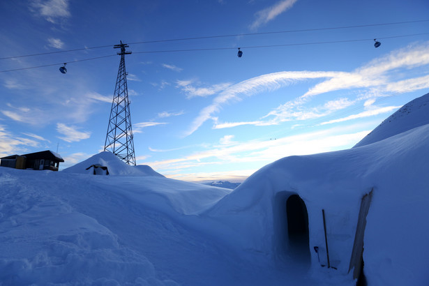 Wejście do luksusowego hotelu iglo Iglu-Dorf GmbH na górze Parsenn. Forum Ekonomiczne w Davos 2015, 20.01.2015, Szwajcaria.