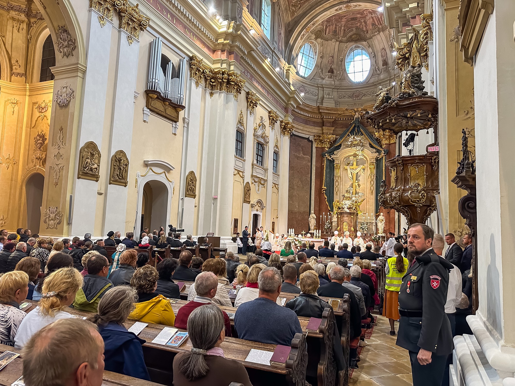 Veriaci počas slávnostnej svätej omše na národnej púti pri príležitosti sviatku Sedembolestnej Panny Márie, patrónky Slovenska v Šaštíne-Strážach.