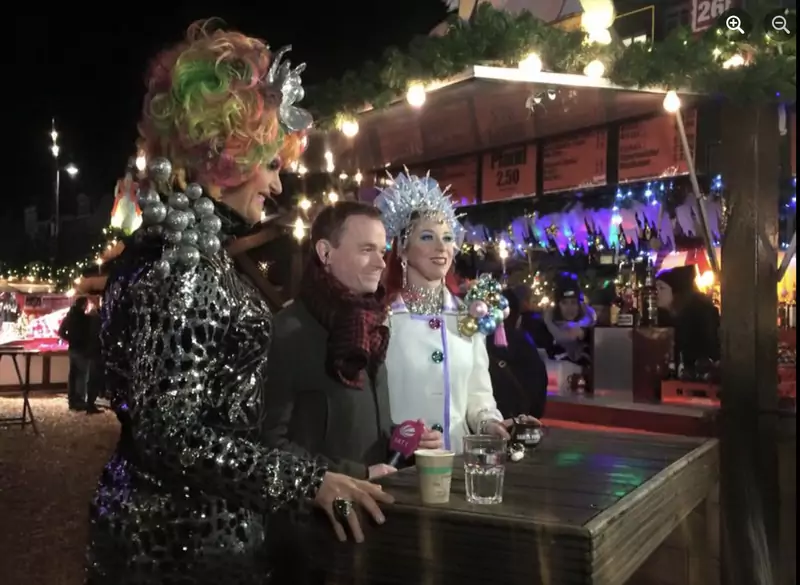 Na imprezie królują bajecznie kolorowe drag queen