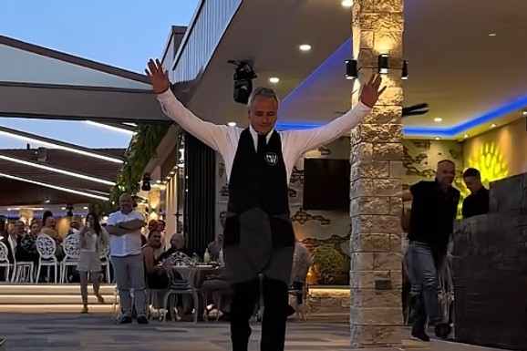"DIREKTORI, GLEDATE LI OVO" Gazde iz Čačka dugogodišnjem radniku priredili iznenađenje život - poklonili mu auto, ceo restoran plakao (VIDEO)