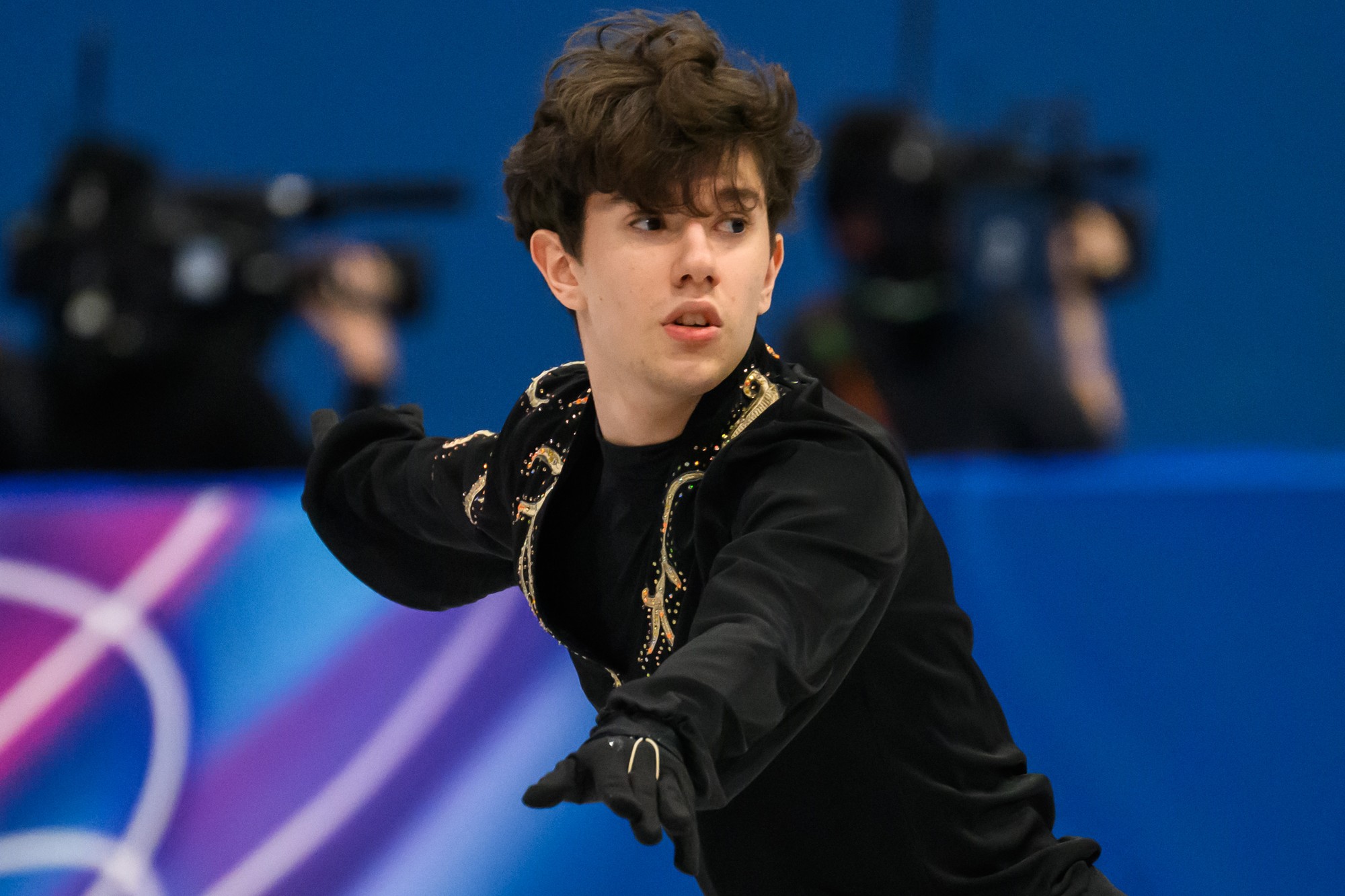 Slovenský krasokorčuliar Adam Hagara počas voľnej jazdy mužov na ZOH 2026. 