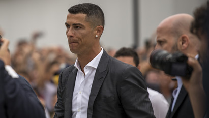 Hivatalosan is bemutatták: így találkozott régi, nagy ellenfelével új csapatánál Cristiano Ronaldo – videó