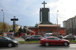 pożar słynnego krzyża w warszawie. to pod nim padły ważne dla polaków słowa [wideo]