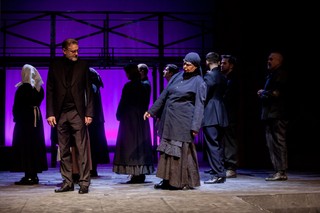 „Krzywy kościół” Karin Lednickiej na Scenie Polskiej Těšínskiego Divadla [RECENZJA]