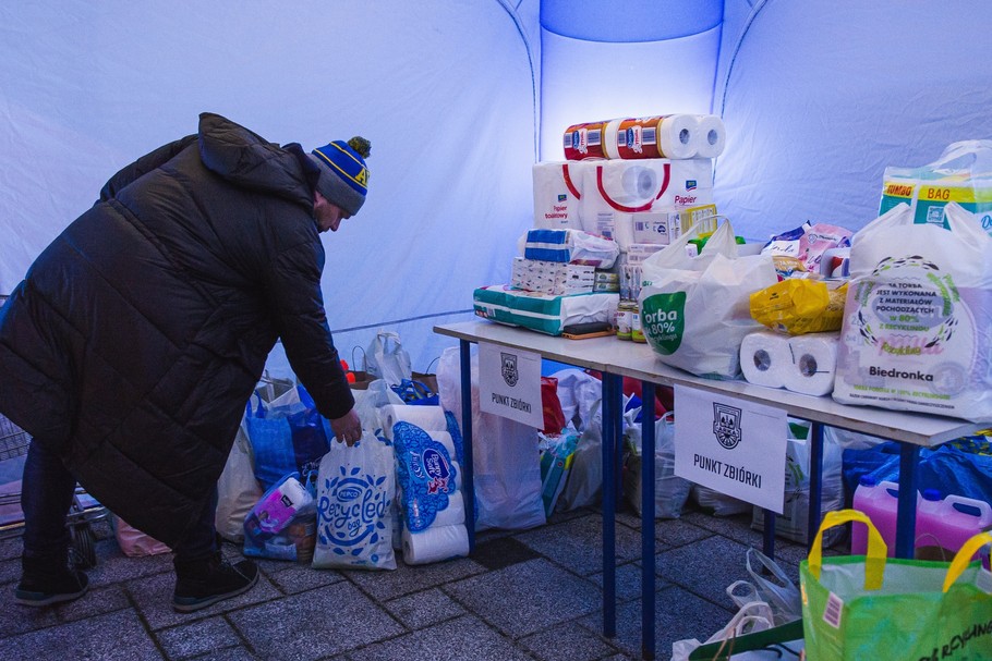 Polacy zaangażowali się w pomoc dla Ukrainy. Obowiązujące przepisy nie dają zbyt wielu możliwości na korzystne podatkowo rozliczenie przekazywanej pomocy, a te formy, które są możliwe, są niestety sformalizowane