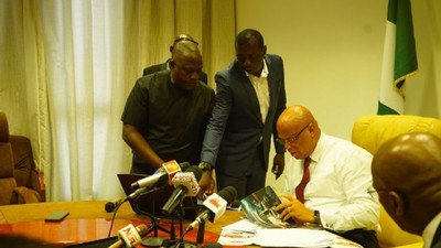 Innoson officials and Governor Umo Eno of Akwa Ibom