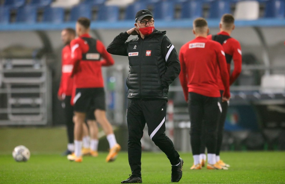 Selekcjoner piłkarskiej reprezentacji Polski Jerzy Brzęczek podczas treningu kadry w Reggio Emilia