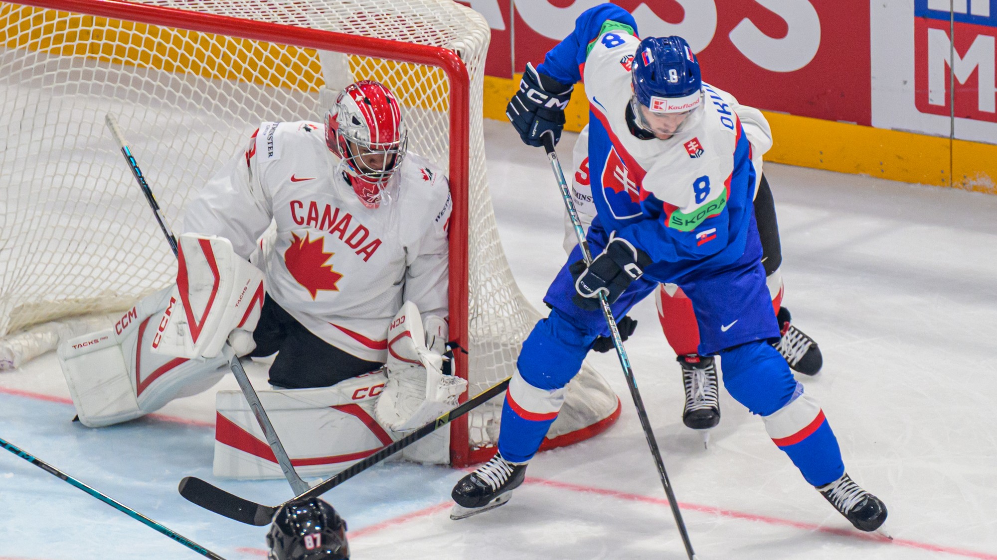 Zľava brankár Jet Greaves (Kanada), Oliver Okuliar (Slovensko) a Denton Mateychuk (Kanada). 