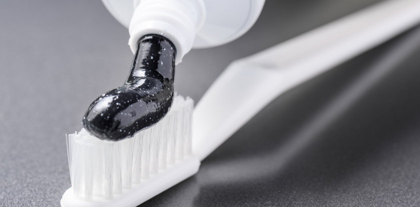 Czy pasty z węglem naprawdę wybielają zęby?