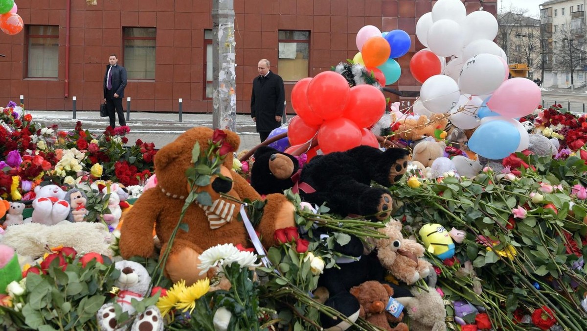 Krewni ofiar niedzielnego tragicznego pożaru w centrum handlowo-rozrywkowym w Kemerowie na Syberii Zachodniej poinformowali, że w pożarze zginęło 41 dzieci - podały rosyjskie media.