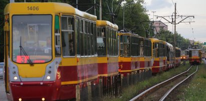 Mężczyzna wpadł pod odjeżdżający tramwaj