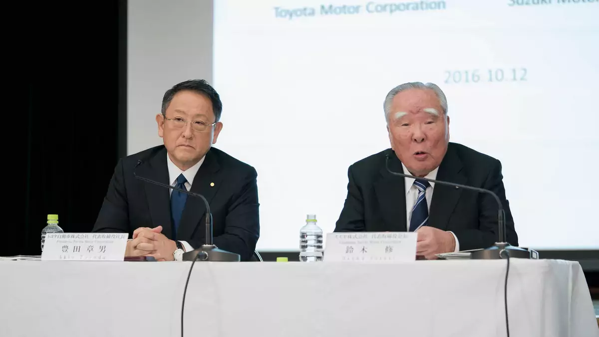 Akio Toyoda i Osamu Suzuki podczas wspólnej konferencji z 2016 r.