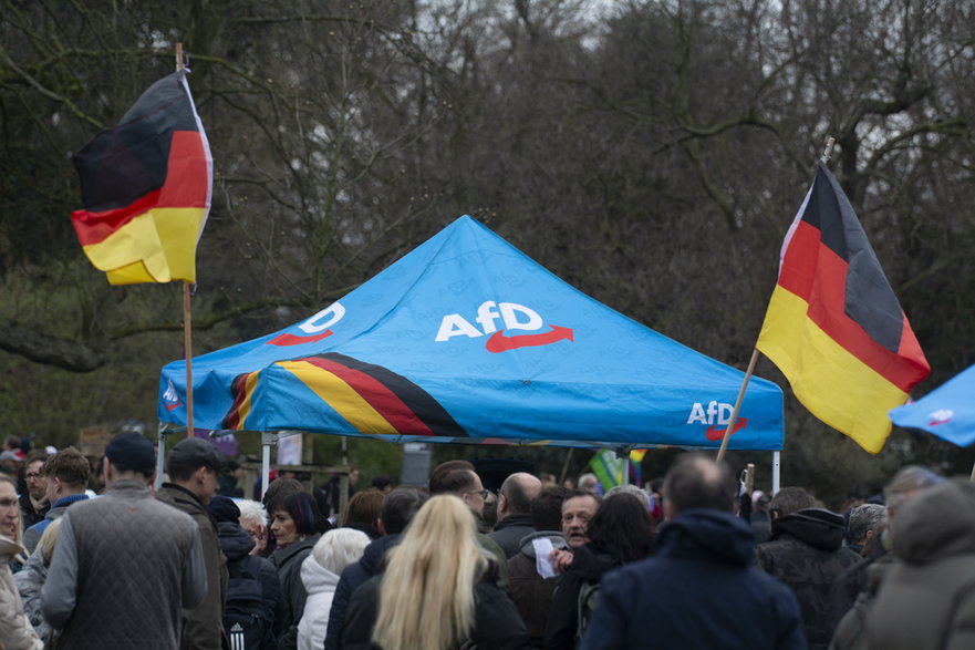 Zwolennicy skrajnie prawicowej partii Alternatywa dla Niemiec (AfD) rekrutują nowych członków w Dusseldorfie, 16 marca 2024 r.
