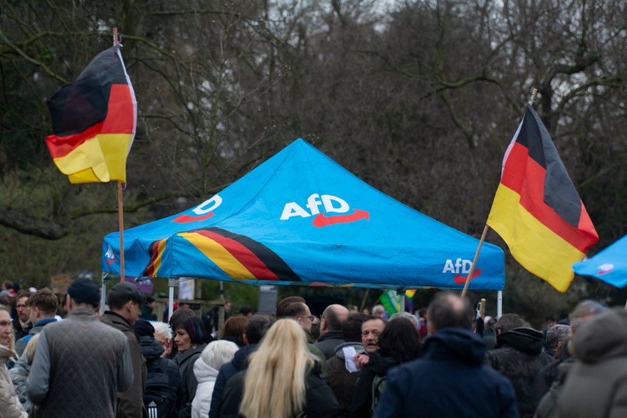 Zwolennicy skrajnie prawicowej partii Alternatywa dla Niemiec (AfD) rekrutują nowych członków w Dusseldorfie, 16 marca 2024 r.