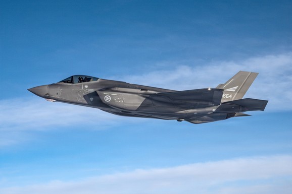 (VIDEO) OVO JE TRENUTAK KADA JE POGOĐEN NEVIDLJIVI F-35! Amerika priznala oštećenje moćnog aviona, a onda se oglasio Tramp: "Iran nije pretnja u vazduhu"