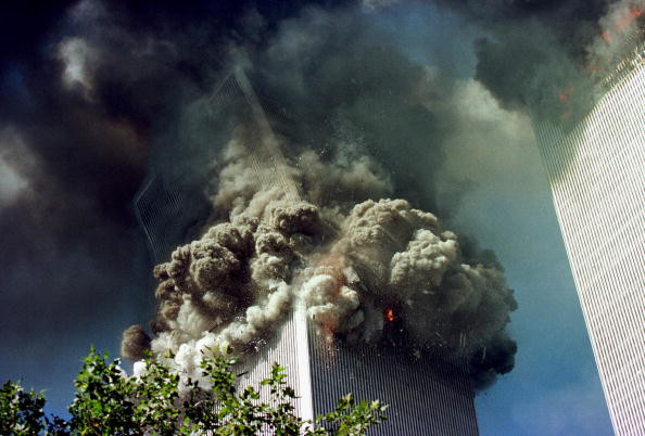 Południowa wieża World Trade Center ulega zawaleniu