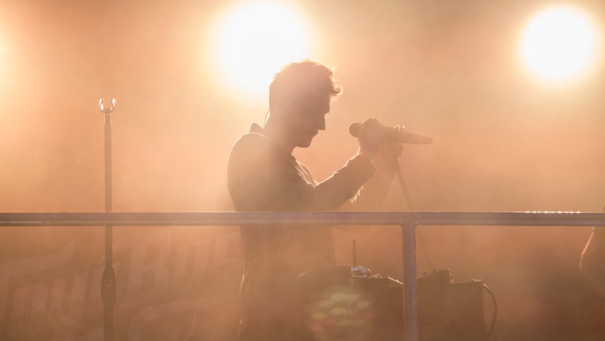 Red Bull Tour Bus wyruszył w drogę ósmy raz z rzędu, tym razem goszcząc na swoim pokładzie Dawida Podsiadło. W ramach trasy artysta wraz z zespołem odwiedza siedem miast wyłonionych w wyniku głosowania internautów. Po odegranych koncertach w Płocku, Częstochowie, Łodzi i Rzeszowie czas na Gliwice.