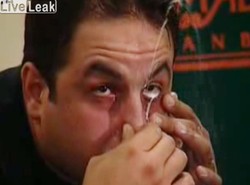 Ten facet strzyka mlekiem z oka