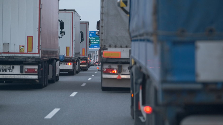 Samochody ciężarowe na autostradzie A2