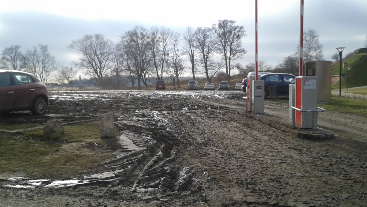 Jeszcze w tym roku zmienią się zasady parkowania na Górze Gradowej. Ruch na ul. Gradowej zostanie znacznie ograniczony, a parkowanie będzie płatne. Rzecznik Centrum Hewelianum zapewnia jednak, że goście placówki mogą liczyć na darmowy parking.