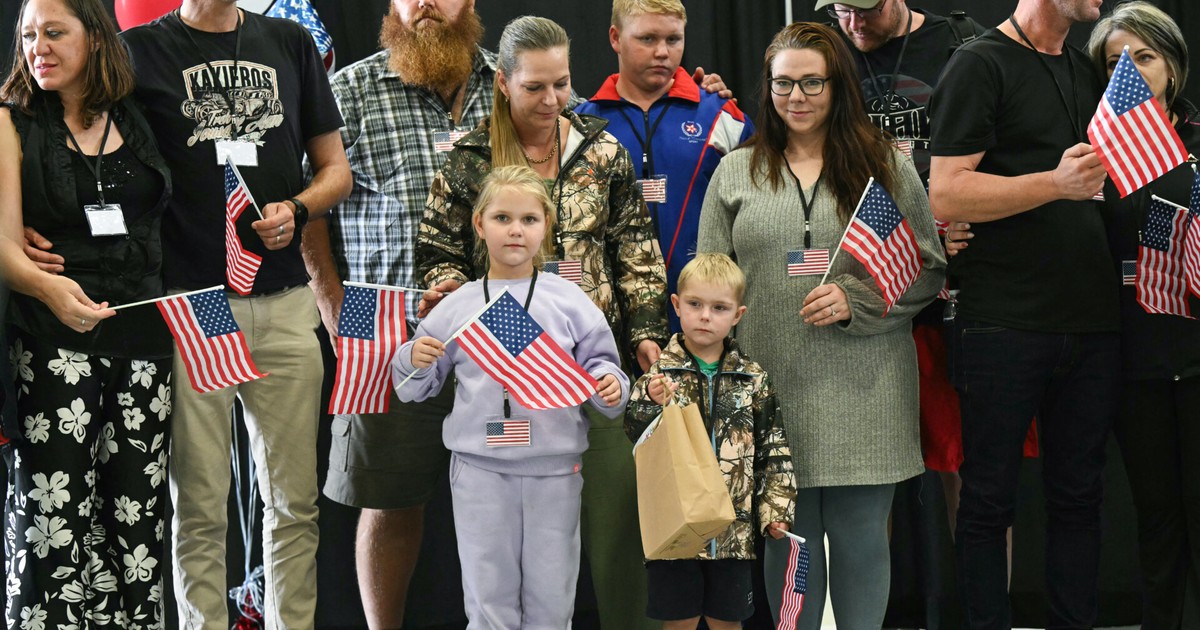 U.S. and South Africa reach deal to allow white South Africans move to America