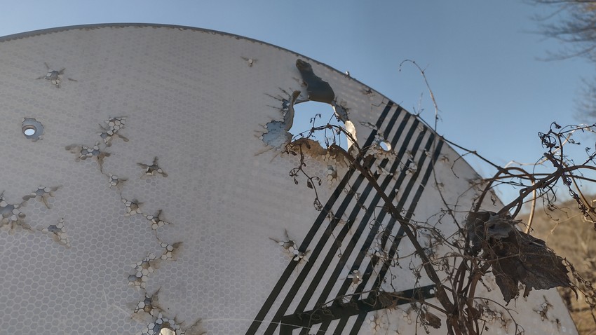 Puca se i iz velikog kalibra na saobraćajne znakove