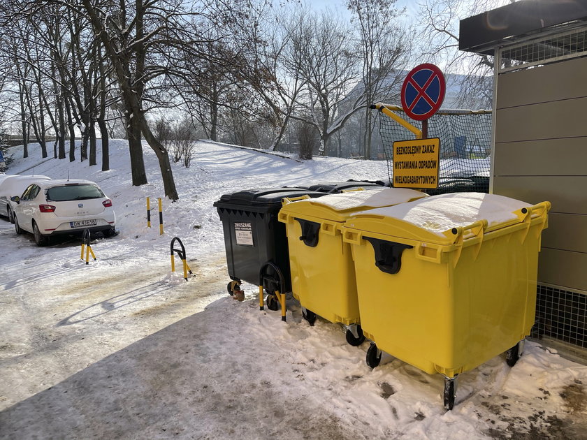 Kontenery przy osiedlowej górce