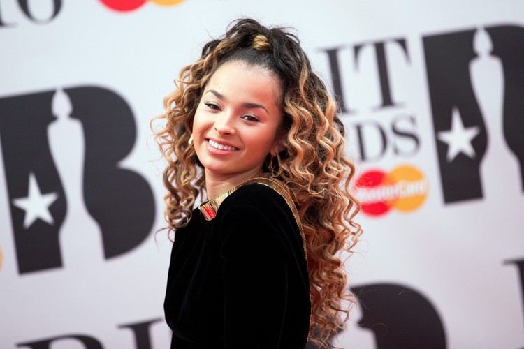 Ella Eyre na gali Brit Awards 2016