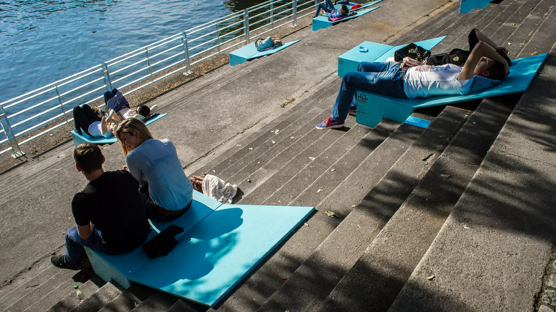 Sprytny projekt Polaków: schodki nad rzeką z takimi siedziskami są 100 razy wygodniejsze