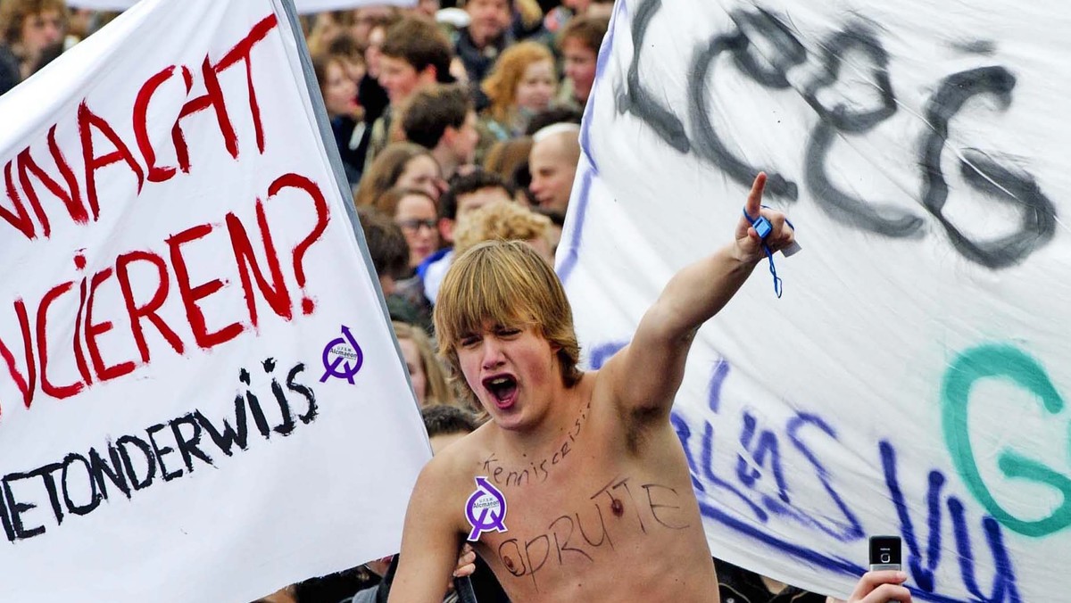 Tysiące holenderskich studentów protestowały w Hadze przeciwko wzrostowi czesnego i zmniejszeniu budżetów uczelni, co zaproponował rząd w ramach pakietu oszczędnościowego. Doszło do krótkich starć z policją.