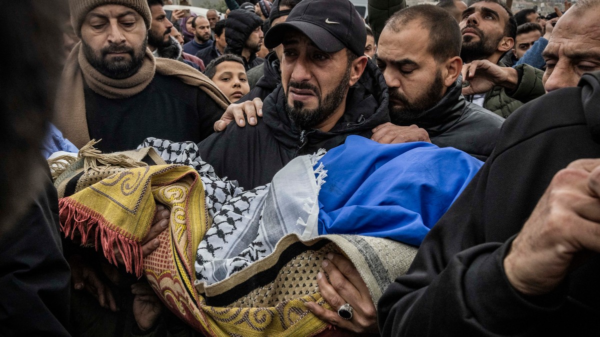 Rođak drži telo malog Mohameda kojeg je sa roditeljima i bratom ubila izraelska vojska