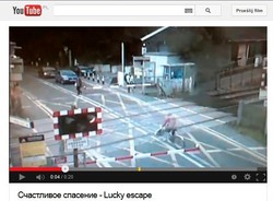 O włos od tragedii. Ucieczka przed pędzącym pociągiem [WIDEO]