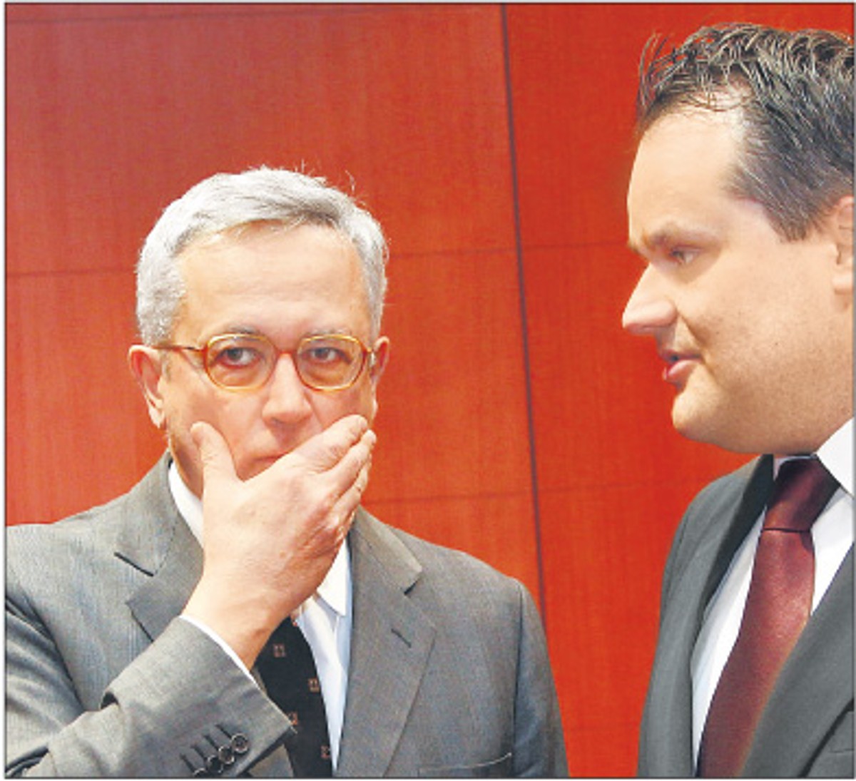 Ministrowie finansów strefy euro uzgodnili w Brukseli pakiet pomocy dla Irlandii. Spotkanie specjalnie zwołano na niedzielę, żeby ogłosić plan przed otwarciem giełd Fot. Reuters/Forum