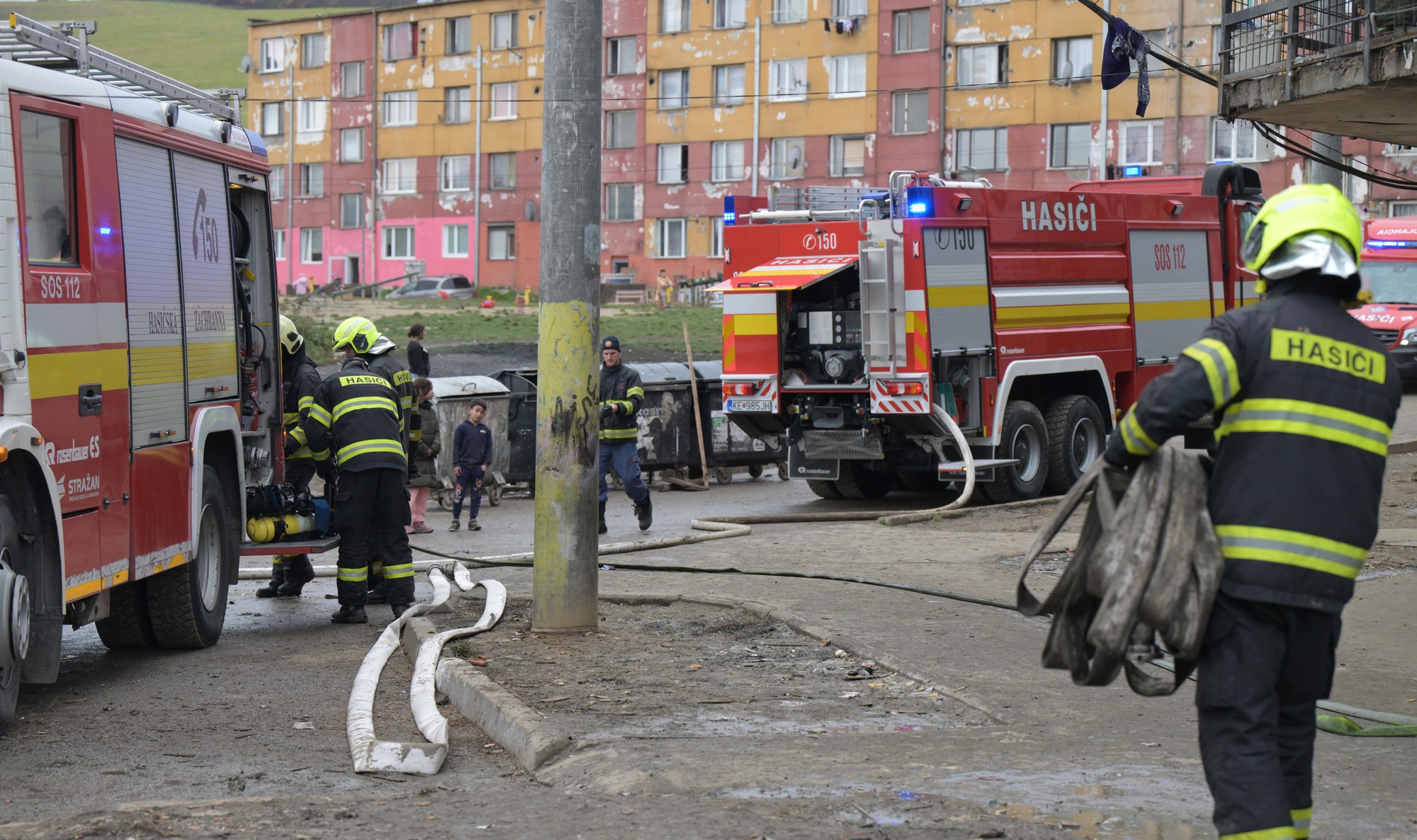 Pri požiari v Mašličkove na Luníku IX v Košiciach prišli o život dve deti.