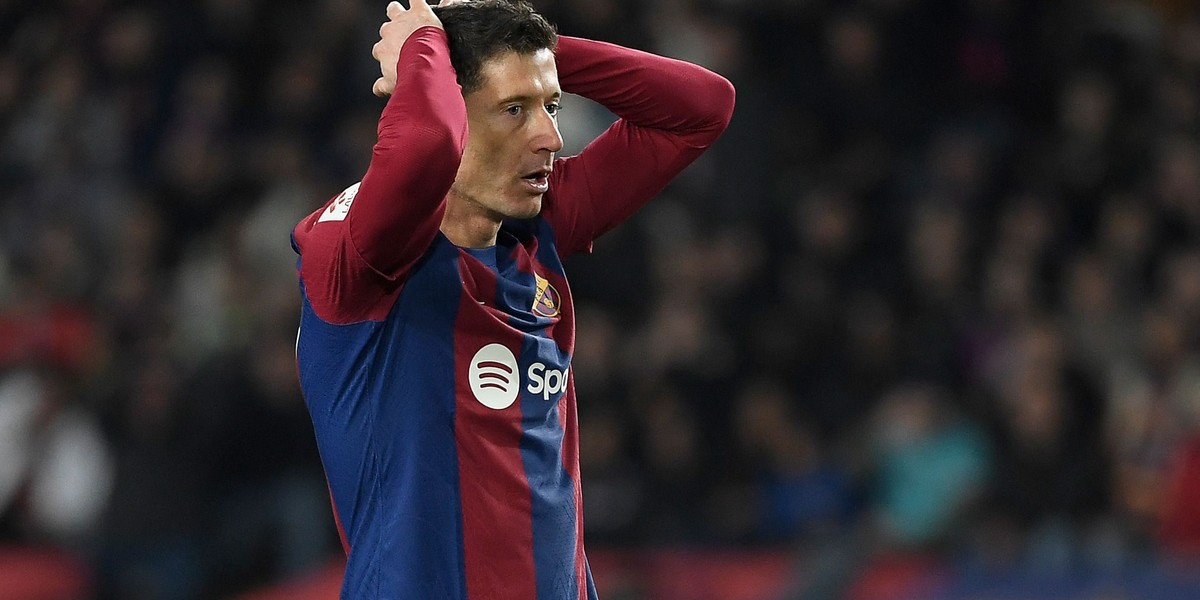 Barcelona gra tak, że Robert Lewandowski aż chwyta się za głowę.