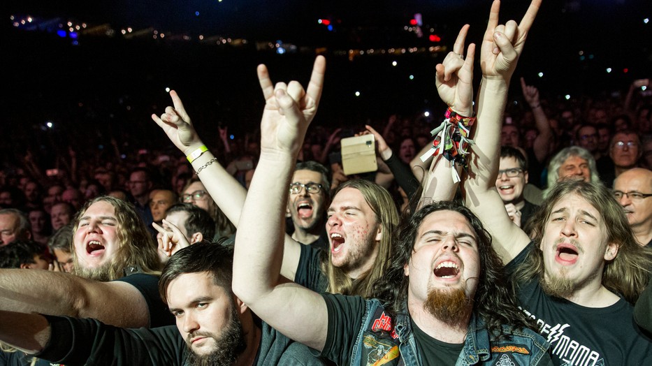 Őrjöngő közönség a brit Deep Purple koncertjén a Papp László Budapest Sportarénában a járvány előtt, 2019. december 9-én / MTI/Mohai Balázs